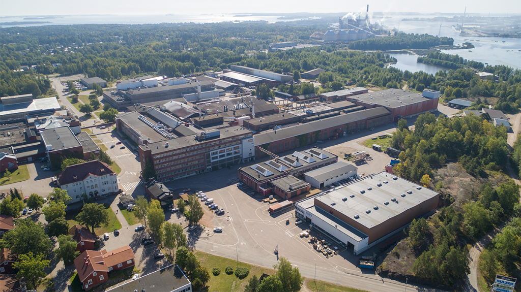 Teollisuuspuiston ilmakuva. Keskellä rakennuksia ja reunoilla metsämaisemaa.
