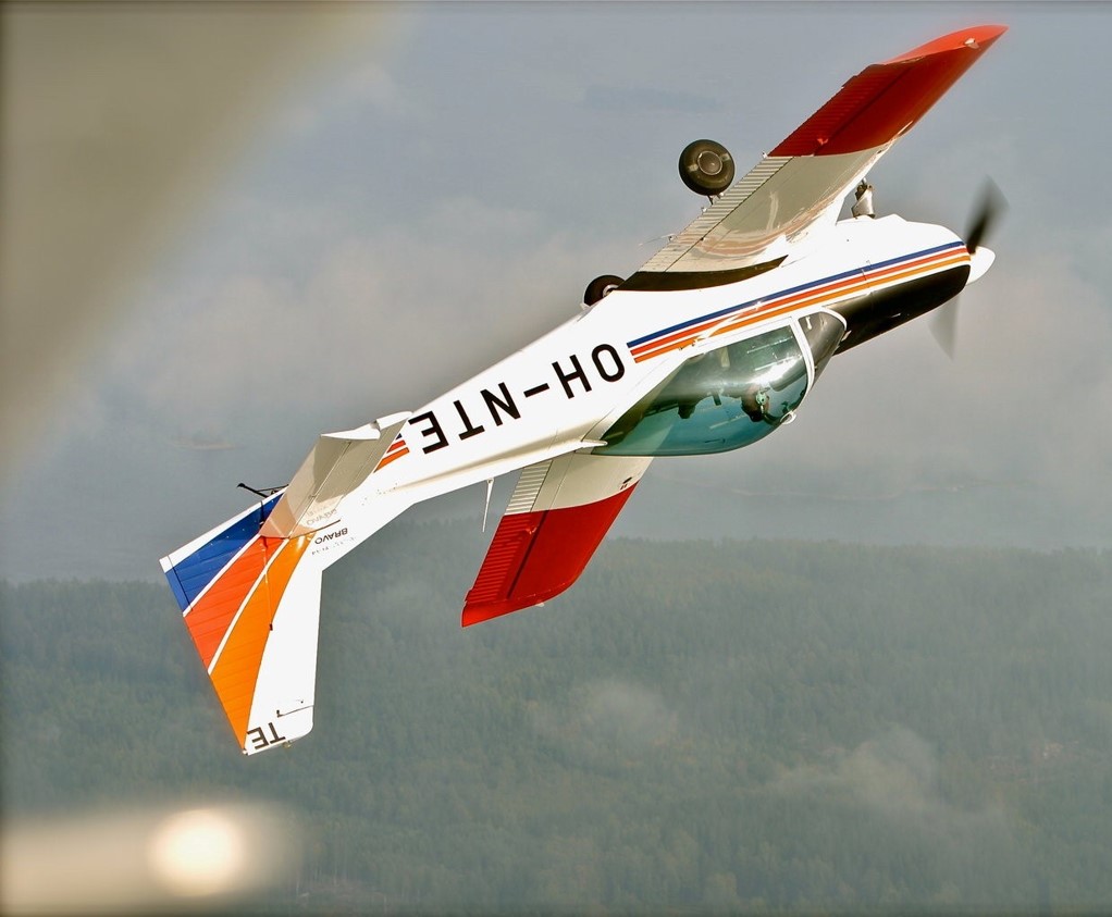 Pienlentokone taivaalla.