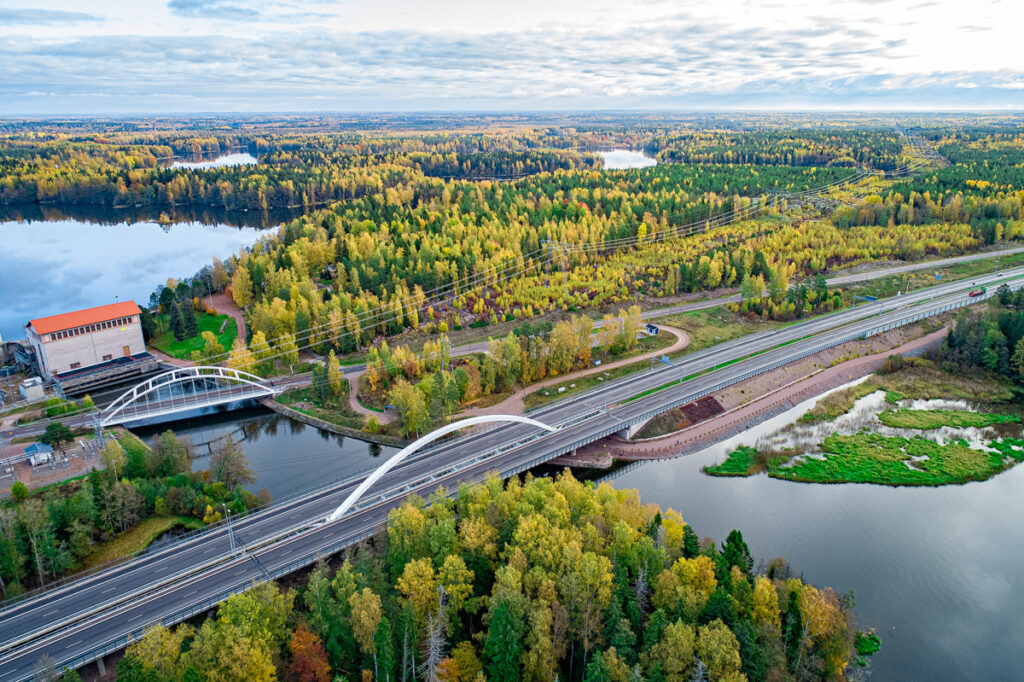Moottoritie, jonka ympärillä on metsää ja meri.
