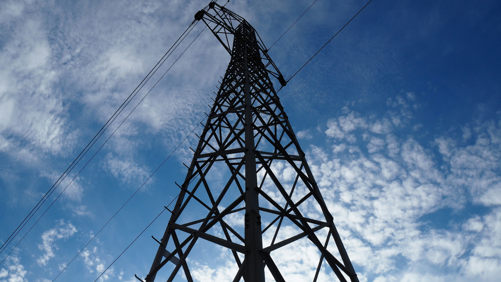 Sähköpylväs, josta lähtee lukuisia sähköjohtoja.