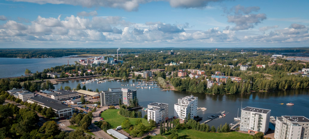 ilmakuva länteen taustalla tehdas